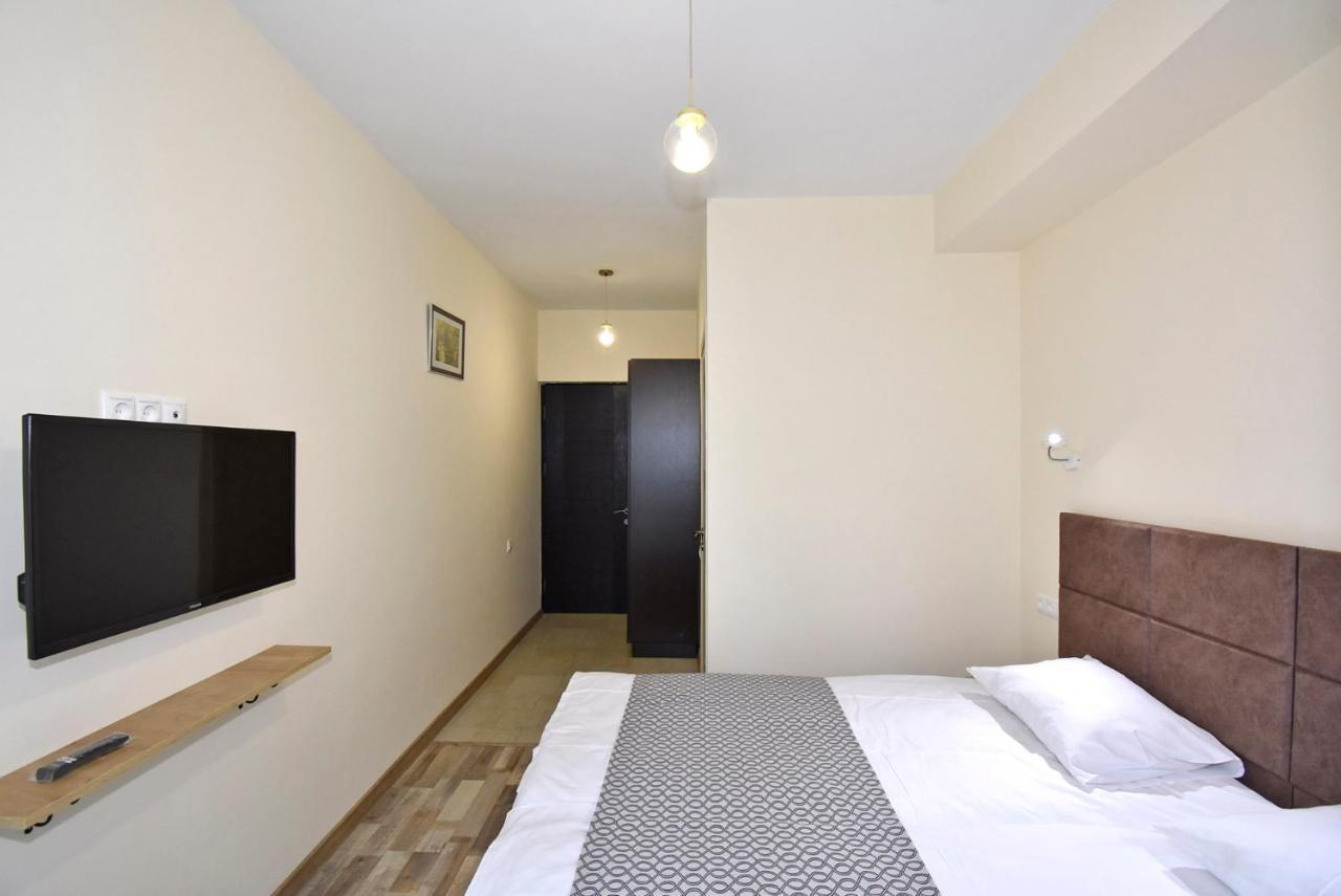 The Nut Guest House เยเรวาน ภายนอก รูปภาพ